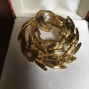 Vintage gold tone pin in gift box.